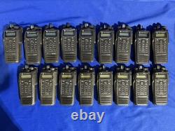 Lot de 17 radios bidirectionnelles Motorola XPR 6580 AAH55UCH9LB1AN avec 3 batteries non testées