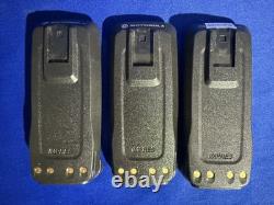 Lot de 17 radios bidirectionnelles Motorola XPR 6580 AAH55UCH9LB1AN avec 3 batteries non testées