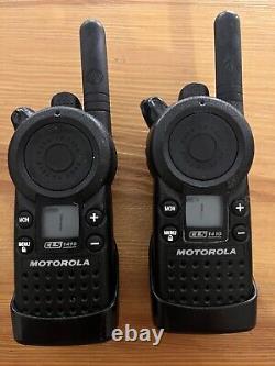 Lot de 2 Motorola CLS 1410 Talkie-Walkie, Radios bidirectionnelles avec piles et attaches de ceinture.