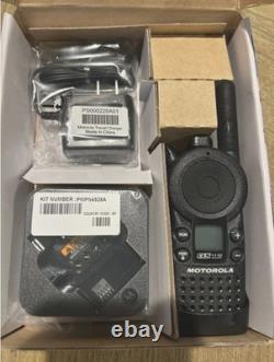 Lot de 2 radios bidirectionnelles Motorola CLS1110 UHF Walkie Talkie Neuf dans boîte ouverte