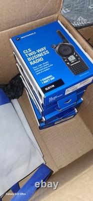 Lot de 2 radios bidirectionnelles Motorola CLS1110 UHF Walkie Talkie Neuf dans boîte ouverte