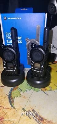 Lot de 2 radios bidirectionnelles Motorola CLS1110 UHF Walkie Talkie Neuf dans boîte ouverte