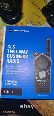 Lot de 2 radios bidirectionnelles Motorola CLS1110 UHF Walkie Talkie Neuf dans boîte ouverte
