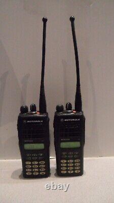 Lot de 2 radios bidirectionnelles Motorola MTX9250 900MHz AAH25WCH4GB6AN avec batterie