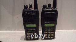Lot de 2 radios bidirectionnelles Motorola MTX9250 900MHz AAH25WCH4GB6AN avec batterie