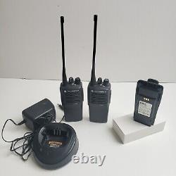 Lot de 2 radios bidirectionnelles UHF Motorola CP200d AAH01QDC9JC2AN 403-470MHz
