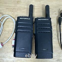 Lot de 2 radios bidirectionnelles portables sans fil Motorola SL300 noires avec 99 canaux fonctionnels.