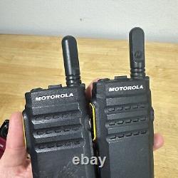 Lot de 2 radios bidirectionnelles portables sans fil Motorola SL300 noires avec 99 canaux fonctionnels.