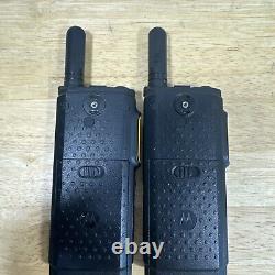 Lot de 2 radios bidirectionnelles portables sans fil Motorola SL300 noires avec 99 canaux fonctionnels.