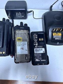 Lot de 2x Motorola XPR 7380e Radios bidirectionnelles 800MHZ AAH56UCC9RB1AN avec batteries