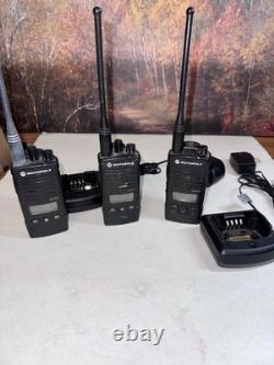 Lot de 3 Motorola RDU4160D RDX radios bidirectionnelles avec deux chargeurs. TESTÉES