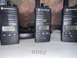 Lot de 3 Motorola RDU4160D RDX radios bidirectionnelles avec deux chargeurs. TESTÉES