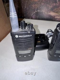 Lot de 3 Motorola RDU4160D RDX radios bidirectionnelles avec deux chargeurs. TESTÉES