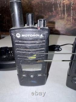 Lot de 3 Motorola RDU4160D RDX radios bidirectionnelles avec deux chargeurs. TESTÉES