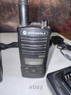 Lot de 3 Motorola RDU4160D RDX radios bidirectionnelles avec deux chargeurs. TESTÉES