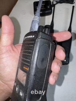 Lot de 3 Motorola RDU4160D RDX radios bidirectionnelles avec deux chargeurs. TESTÉES