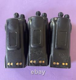 (Lot de 3) Radios bidirectionnelles Motorola PR860 UHF 16CH 4 Watts AAH45RDC9AA3AN