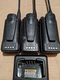 Lot de 3 radios bidirectionnelles Motorola RDU4100 non testées avec base de chargeur