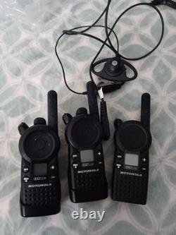 Lot de 3 radios bidirectionnelles portatives Motorola CLS1110 avec écouteur

<br/> 	