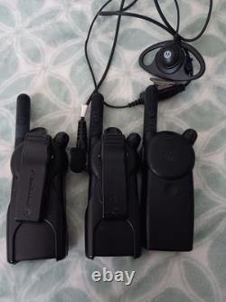 Lot de 3 radios bidirectionnelles portatives Motorola CLS1110 avec écouteur
 <br/> 	 
