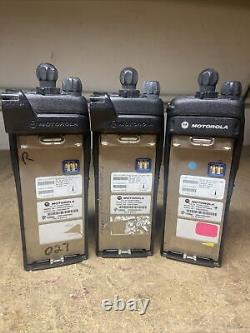 Lot de 3 radios numériques bidirectionnelles Motorola XTS 2500 H46UCF9PW6AN 700-800MHZ sans batterie