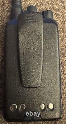 Lot de 4 radios UHF 8 canaux Motorola BPR40 et (4) chargeurs (4) micros AAH84RCS8AA1AN