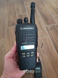 Lot de 4 radios bidirectionnelles Motorola HT1250 UHF 450-512MHz AAH25SDF9AA5AN non testées