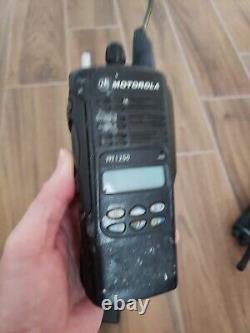 Lot de 4 radios bidirectionnelles Motorola HT1250 UHF 450-512MHz AAH25SDF9AA5AN non testées