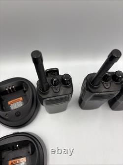Lot de 4 radios bidirectionnelles Motorola Radius CP200 VHF, 6 bases, 1 chargeur ?????, à lire