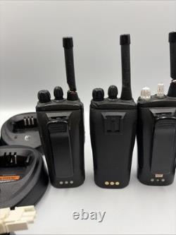 Lot de 4 radios bidirectionnelles Motorola Radius CP200 VHF, 6 bases, 1 chargeur ?????, à lire
