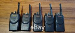 Lot de 5 radios bidirectionnelles Mag One de Motorola BPR40 avec stations de charge - Utilisées