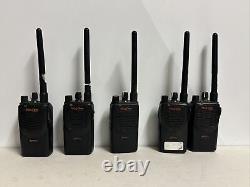Lot de 5 radios bidirectionnelles Motorola Mag One BPR40 UHF à 8 canaux avec antenne.