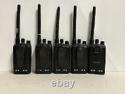 Lot de 5 radios bidirectionnelles Motorola Mag One BPR40 UHF à 8 canaux avec antenne.