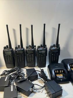 Lot de 5 radios bidirectionnelles Motorola XPR6550 AAH55QDH9LA1AN (ensemble complet) Lot de 5 radios bidirectionnelles Motorola XPR6550 AAH55QDH9LA1AN (ensemble complet)