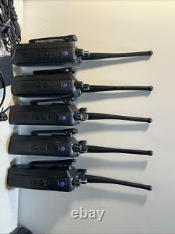 Lot de 5 radios bidirectionnelles Motorola XPR6550 AAH55QDH9LA1AN (ensemble complet) Lot de 5 radios bidirectionnelles Motorola XPR6550 AAH55QDH9LA1AN (ensemble complet)