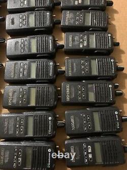 Lot de 5 radios bidirectionnelles UHF Motorola CP185 pour pièces/réparation