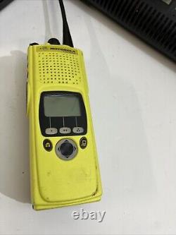 Lot de 6 radios bidirectionnelles Motorola XTS5000R H18UCF9PW6AN 700/800 MHz avec chargeur vert