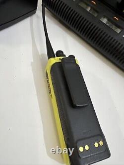 Lot de 6 radios bidirectionnelles Motorola XTS5000R H18UCF9PW6AN 700/800 MHz avec chargeur vert