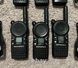 Lot de 6 radios bidirectionnelles UHF à 4 canaux Motorola CLS1410 avec batteries