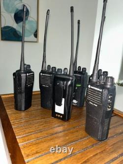 Lot de 6 radios portables bidirectionnelles Motorola CP200. AAH50RDC9AA1AN/AAH50RDC9AA2N