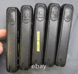 Lot de cinq radios bidirectionnelles Motorola DTR700 DTS150NBDLAA 900 MHz en état de fonctionnement