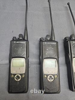 Lot de cinq radios bidirectionnelles Motorola XTS5000 800 MHz P25 H18UCF9PW6AN