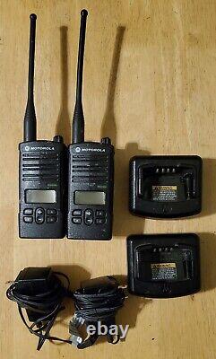 Lot de deux radios bidirectionnelles Motorola RDU4160d UHF 16 canaux avec batterie et chargeur