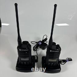 Lot de deux radios bidirectionnelles UHF Motorola RDU4160d avec batterie et chargeur