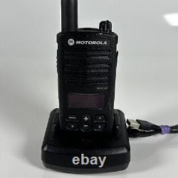 Lot de deux radios bidirectionnelles UHF Motorola RDU4160d avec batterie et chargeur