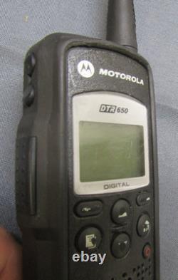 Lot de dix radios bidirectionnelles numériques Motorola DTR650 900 MHz avec antenne