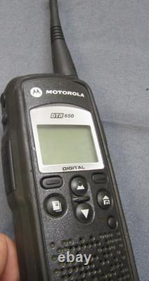 Lot de quatre radios bidirectionnelles numériques Motorola DTR650 900 MHz avec antenne