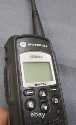 Lot de quatre radios bidirectionnelles numériques Motorola DTR650 900 MHz avec antenne