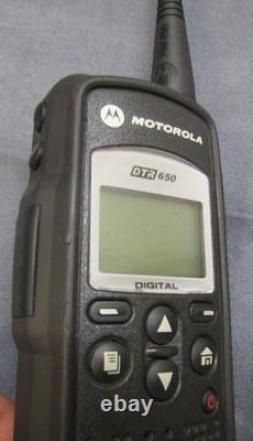 Lot de quatre radios bidirectionnelles numériques Motorola DTR650 900 MHz avec antenne