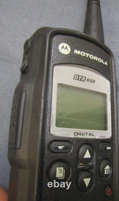 Lot de quatre radios bidirectionnelles numériques Motorola DTR650 900 MHz avec antenne